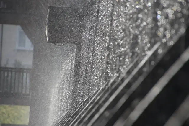 Der Gradierbau, auch Saline genannt, ist so eine geniale Einrichtung, dass man über deren Funktion nur ins Schwärmen geraten kann. Über Schwarzreisig fließt die Sole nach unten und erzeugt mitten in der Pfalz ein Klima wie am Meer. Das wirkt sich beim Atmen nicht nur positiv auf die Gesundheit aus, es kühlt gerade an heißen Tagen angenehm den gesamten Körper. Tipp: Ein Muss bei heißen Temperaturen. | Foto: Franz Walter Mappes