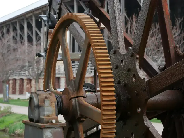 Schwere Mechanik ganz nah: Entlang der Saline Bad Dürkheim ist eine Miniatur aufgebaut, welche die Funktionsweise anschaulich erklärt | Foto: Kim Rileit
