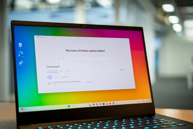 Hallo, hier ist der Copilot! Und auf den meisten Notebooks- und Tastaturen hat Microsofts KI nun auch eine eigene Taste. Nicht alle mögen das. | Foto: dpa
