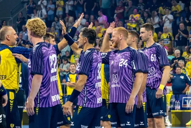 Mannschaften mit Handschlag und High-Five. | Foto: Wolfgang Neuberth