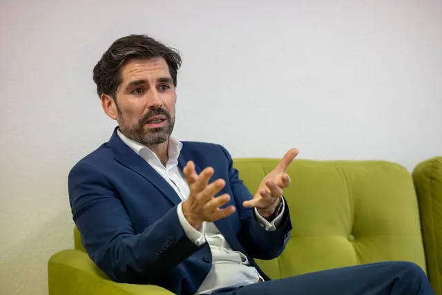 «Wir müssen bei dem Megathema Wohnen jeden Baustein prüfen und jedes Zahnrädchen in die Hand nehmen», betont Minister Teuber.  | Foto: Helmut Fricke/dpa