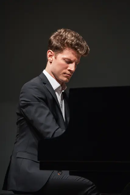 Für das Landkonzert in der Eric Ericson Hall in Stockholm beleuchtet der Pianist Alexander Krichel gemeinsam mit dem Schauspieler Sabin Tambrea die  Kunstform des Melodrams neu | Foto: Jan Prengel