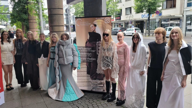 Spontane Modenschau im Stadthaus Mannheim. | Foto: Akademie für Kommunikation Mannheim