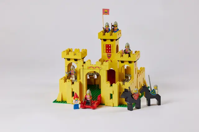 Erstes LEGO® Ritterburg-Set, in dem Minifiguren enthalten sind, 1978 | Foto: Leihgeber: Martin Schild Historisches Museum der Pfalz Speyer Foto: Hans-Georg Merkel
