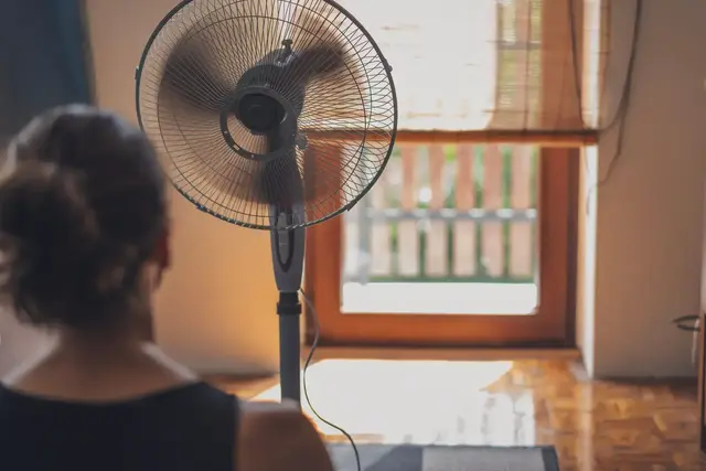 Bei Hitze kann ein feuchtes Handtuch in der Nähe des Ventilators für zusätzliche Abkühlung sorgen. | Foto:  olezzo/stock.adobe.com