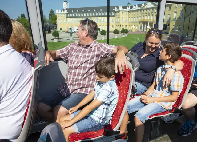 An Bord klettern, Platz nehmen und schon beginnt das Sommerabenteuer mit der CityTour Karlsruhe.  | Foto: KTG Karlsruhe Tourismus GmbH Foto: Juergen Roesner 
