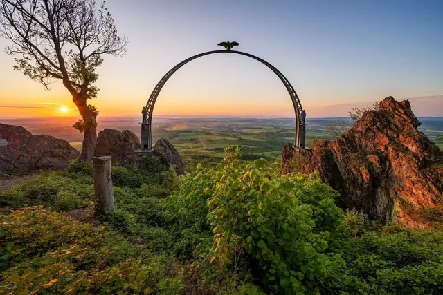 Der Adlerbogen ist von Dannenfels aus gut zu Fuß zu erreichen und eine der vielen Sehenswürdigkeiten des Donnersbergs. | Foto: Foto: Donnersberg-Touristik-Verband Florian Orth