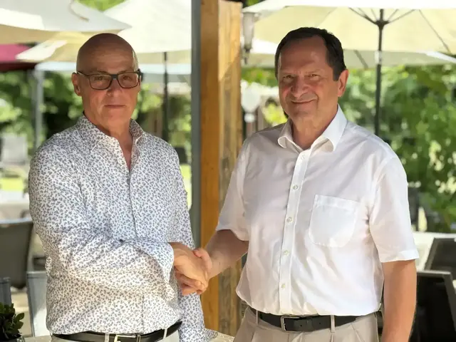 Bei der Übergabe der Präsidentenglocke: Dr. Klaus Krämer (links) ist der Nachfolger von Prof. Dr. Andreas Frey.
 | Foto: Lions Club Landau in der Pfalz