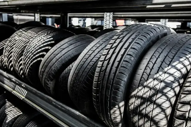 Beim Wechsel auf Sommerreifen geht es nicht nur um Profil, sondern um Bremsweg und Fahrstabilität bei Wärme. | Foto: karepa/stock.adobe.com