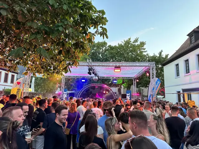 Feiern, was das Zeug hält: Das Altstadtfest zog im Jubiläumsjahr wieder Tausende Besucher an | Foto: Ralf Vester