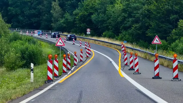 Diese Verbindungsrampe (Überflieger) der A8 wird von Dienstag bis Freitag wegen Arbeiten am Brückenübergang gesperrt. Eine Umleitung über die L600 ist ausgeschildert. | Foto: Erik Stegner