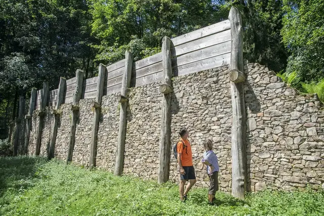 Die Keltenmauer auf dem Donnersberg war einst 8,5 Kilometer lang. Das gesamte Mauerwerk ist aber heute noch vorhanden und teils als Wanderweg markiert. | Foto: Donnersberg-Touristik