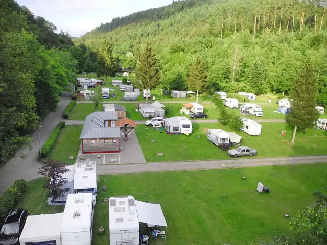 Das Campinggelände am Clausensee bietet großzügige Stellflächen und ein gepflegtes Gelände | Foto: Camping Clausensee