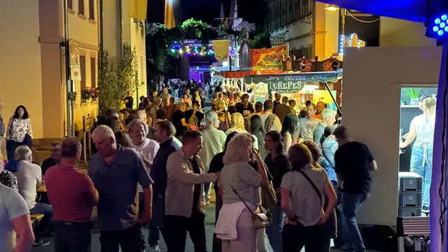 Weinfest Kapellen-Drusweiler 2026: Besucher flanieren beim Weinfest durch die Höfe und Gassen des Ortes. Das Foto entstand bei einem früheren Weinfest. | Foto: Gerd Kropfinger, Ortsbürgermeister