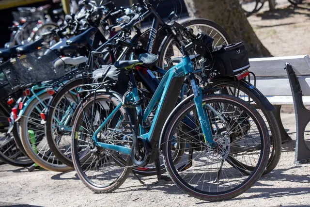Mit einem E-Bike verletzte sich ein Mann auf Usedom. (Archivbild) | Foto: Stefan Sauer/dpa