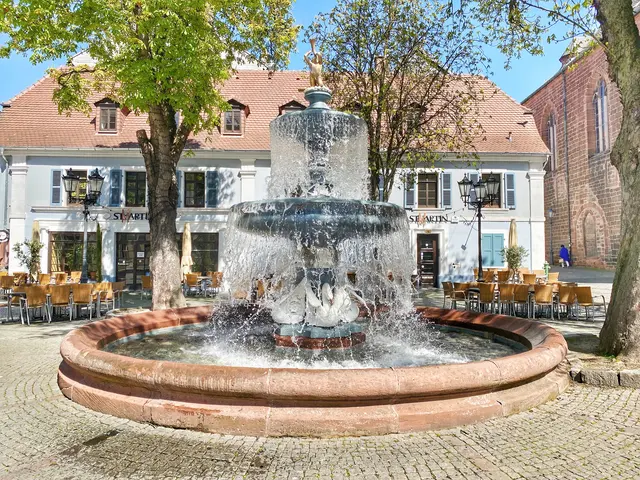 Von der Stadtrechteverleihung im Jahr 1276 bis zur modernen Großstadt: Die Führung „Kurze Wege, lange Geschichte“ macht 750 Jahre Kaiserslautern erlebbar. Der Martinsbrunnen gilt als das "Tor zur Altstadt" | Foto: Stadt KL/gratis