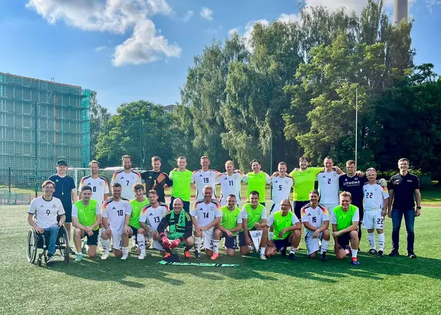 Die Bürgermeister-Nationalmannschaft bei einem Freundschaftsspiel gegen einen Verein aus Vilnius.  | Foto: DFNB