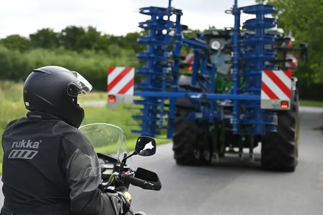 Geduld statt Risiko: Überholen von Erntefahrzeugen ist oft gefährlich, besonders bei unübersichtlichen Strecken. | Foto: dpa