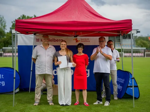 Bei der Wahl zu Heidelbergs Jugendsportlerin des Jahres wurde Irmela Zeh vom SV
Nikar Heidelberg Zweite (auf dem Bild mit von links Dr. Peter Schlör,
Vorsitzender des Sportkreises Heidelberg, Bürgermeisterin Stefanie Jansen und
Gert Bartmann, Leiter des Amtes für Sport und Gesundheitsförderung). Die
Erstplatzierte bei der Jugendsportlerinnenwahl – Basketballerin Leonie Pfanzelt
vom Olympiastützpunkt – konnte leider nicht an der Auszeichnung teilnehmen.
(Foto: Tobias Dittmer) | Foto: Stadt Heidelberg