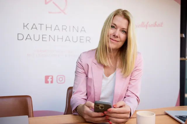 Geld anlegen ab 45: Ein Ratgeber ordnet ETFs, Inflation sowie bestehende Spar- und Versicherungsverträge ein. | Foto: Caroline Pitzke
