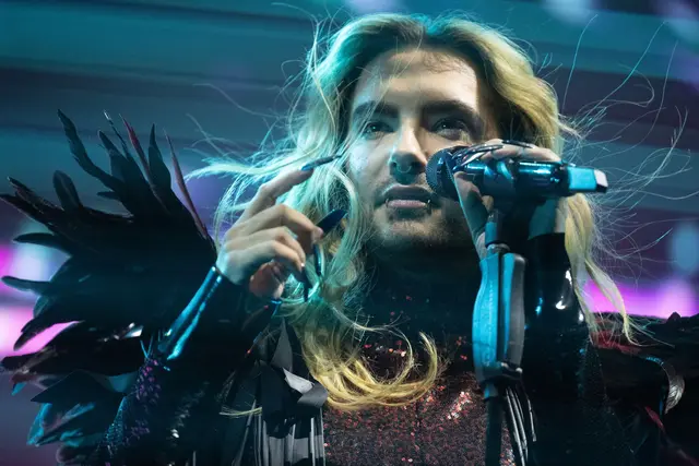 Bill Kaulitz steht beim Tourauftakt der Band Tokio Hotel in der MHP Arena auf der Bühne. (zu dpa: «Bill Kaulitz: Queerfeindliche Übergriffe schmerzen bis heute») | Foto: dpa