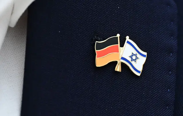 Das Opfer trug nach Angaben der Ermittler eine Anstecknadel mit der Flagge Israels am Revers. (Symbolbild) | Foto: Bernd Weißbrod/dpa