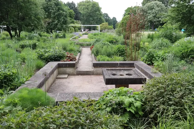 Die Sanierung im Quellgarten bringt Bauarbeiten rund um die Brunnenanlage mit sich. | Foto: Julia Glöckner