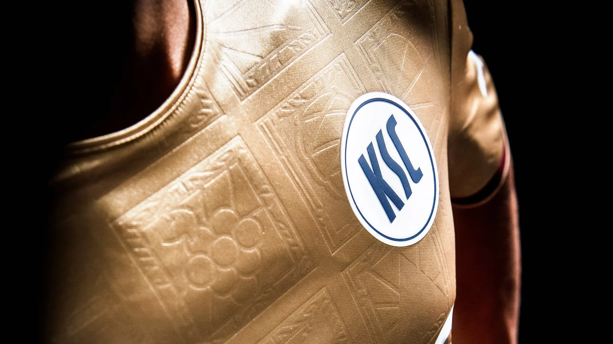 KSC-Ausweichtrikot-in-Gold-und-Weinrot