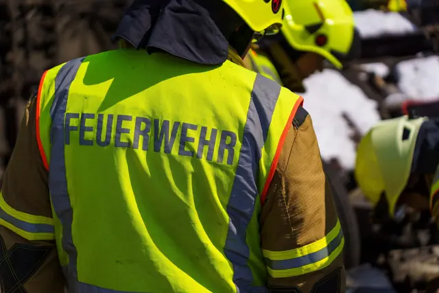 Ein Flächenbrand zwischen dem Kahlforsterhof und Sitters erfasste laut Polizei rund 5000 Quadratmeter eines bereits weitgehend abgeernteten Feldes. | Foto: Kim Rileit