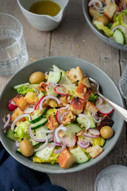 Der bunte Brotsalat ist eines von 60 Rezepten, die Jacqueline Alfers in ihrem «Gemüseretter»-Buch vorstellt.  | Foto: dpa