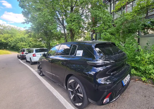 Wenn Mitarbeitende der Kreisverwaltung zu Terminen fahren, kommen künftig fünf neue E-Autos zum Einsatz. | Foto: KV SÜW