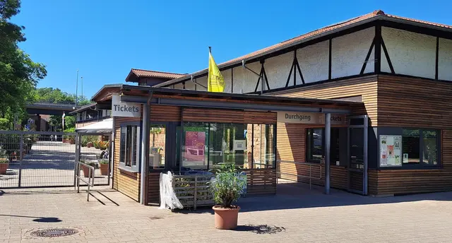 Die Flausenfabrik mit Clown Otsch verwandelt den Neumühlepark der Gartensschau in Kaiserslautern in eine fantasievolle Spielwelt für Kinder | Foto: Monika Klein
