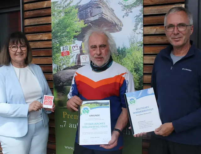 Urkundenübergabe zur Rezertifizierung der Premiumwanderwege in der Urlaubsregion Hauenstein (vom links Sonja Spieß, Reinhold Wieser, Dr. Randolf Manderbach). | Foto: Tourist Info