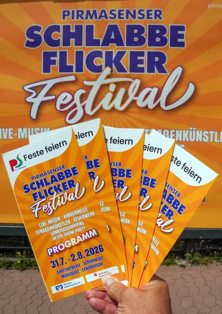 Ein Griff zum Programmheft hilft, die eigenen Highlights fürs Festivalwochenende in der Pirmasenser Innenstadt zu planen. | Foto: Stadt Pirmasens