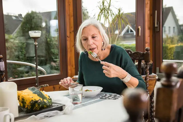 Ausreichend Proteine: Menschen mit einer COPD sollten hochwertige Eiweißquellen wie Milchprodukte, Fisch, Eier oder Tofu in ihre Ernährung einbauen. | Foto: Christin Klose/dpa-mag