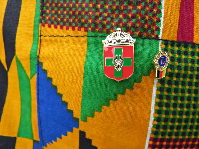 Auszeichnungen am afrikanischen Hemd | Foto: Brigitte Melder