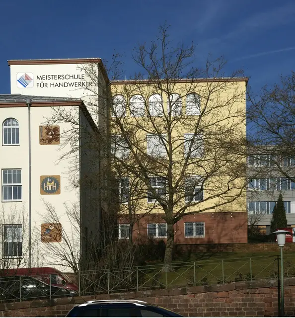Unter dem Motto „Holz gestaltet“ präsentiert die Berufsfachschule und Fachschule für Tischler der Meisterschule für Handwerker des Bezirksverbands Pfalz die Prüfungsstücke der diesjährigen Meister- und Gesellenprüfungen | Foto: Bezirksverband Pfalz/gratis