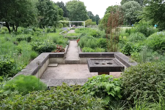 Die Sanierung im Quellgarten bringt Bauarbeiten rund um die Brunnenanlage mit sich. | Foto: Julia Glöckner