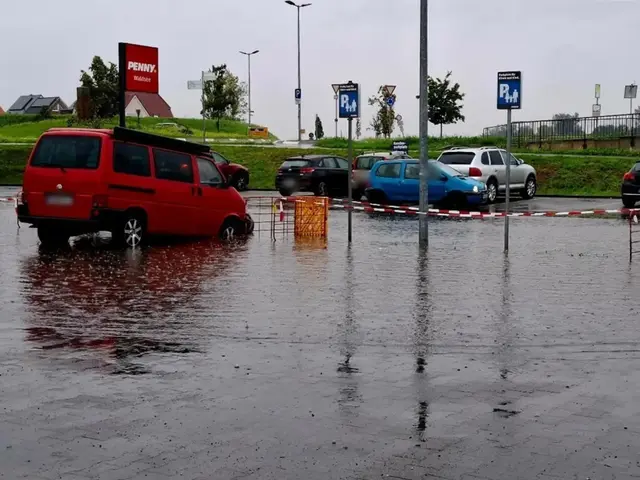 Hochwasser auf dem Parkplatz eines Supermarkts in Waldsee im Herbst 2025. Das Kanalsystem kam an seine Grenzen.  | Foto: Brigitte Melder