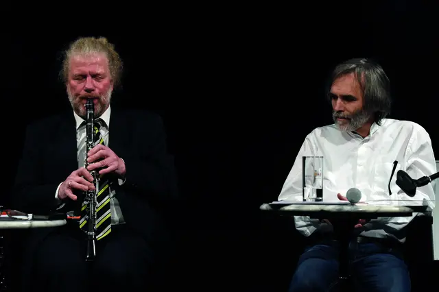 Lömsch Lehmann (li.) und Hans-Jürgen Herschel verleihen im Zusammenspiel von Musik und Text dem literarischen Werk Robert Gernhardts eine besondere Ausdruckskraft. | Foto: Klaus Landry