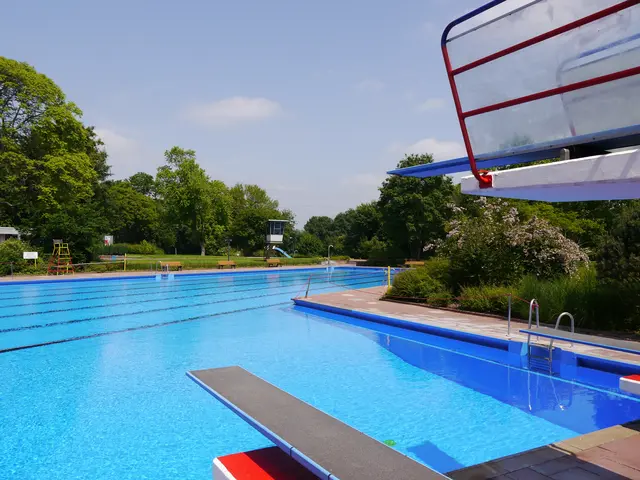 Viele greifen in den Sommerferien spontan zur Badetasche. Wer erst am Abend kommt oder eine Ferienkarte nutzt, spart beim Freibadbesuch. | Foto: Stadt Mannheim