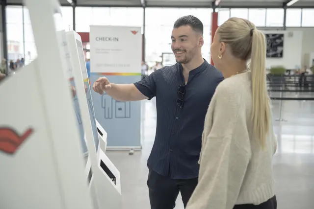 AIDA Cruises testet in Hamburg-Steinwerder den digitalen Self Check-in für die Einschiffung, hier im Umfeld der AIDAprima. Neben Terminals bleibt auch der klassische Counter verfügbar. | Foto: AIDA Cruises