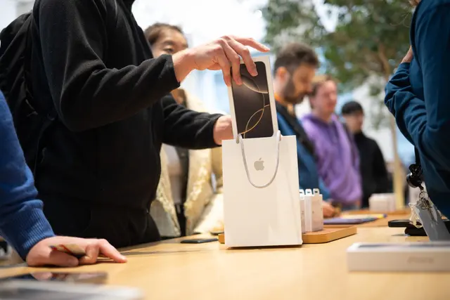 Bei Apple lohnt es sich nach der Markteinführung eines neuen iPhones circa ein halbes Jahr mit dem Kauf zu warten - erst dann sind sie im Schnitt rund 10 Prozent günstiger. | Foto: Sebastian Gollnow/dpa-mag