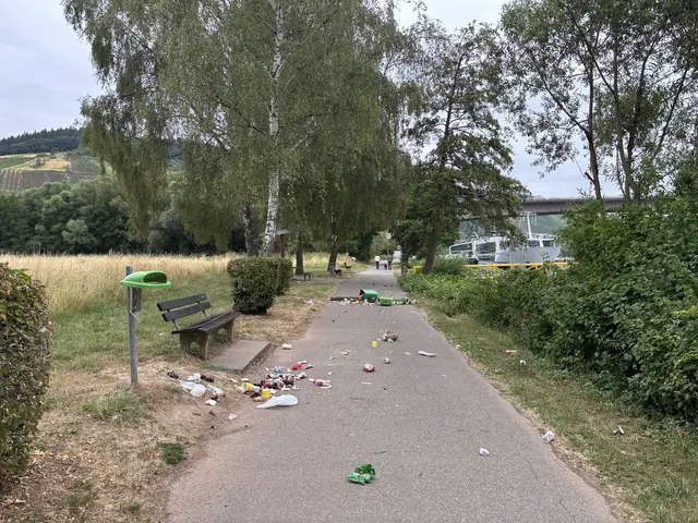 Am Moselleinpfad in Schweich haben Unbekannte mehrere Mülltonnen aus der Verankerung gerissen und Müll auf dem Rad- und Fußweg verteilt. Die Polizei ermittelt wegen Vandalismus und bittet um Hinweise. | Foto: Polizeidirektion Trier