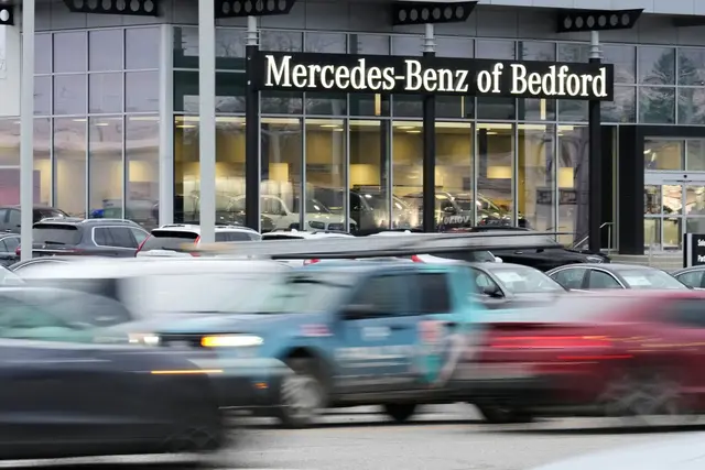 Senatoren versicherten, dass sie kein Verkaufsverbot für Mercedes-Autos anstrebten. (Archivbild) | Foto: Sue Ogrocki/AP/dpa