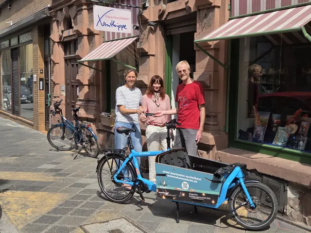 Julia und Vera (Frauenbuchladen Xanthippe) und Radbetreuer Peter Rietschel (LaMa e.V.) bei der Einweihung des neuen Standorts. | Foto: LaMa - Dein Lastenvelo Mannheim e.V.