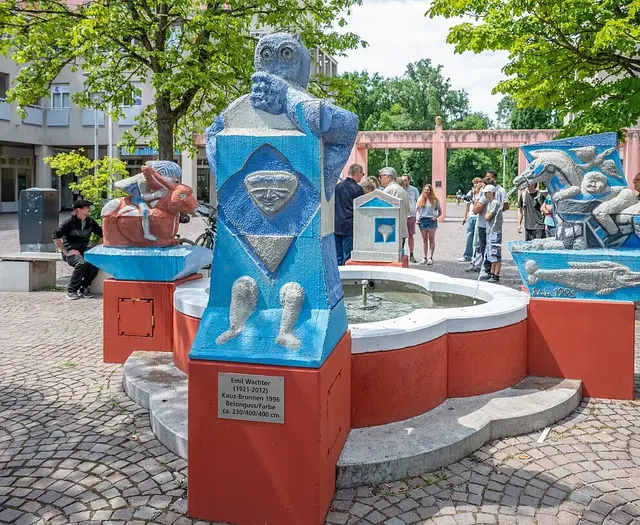 Emil Wachter würde sich freuen: Der Kauz-Brunnen - errichtet 1996 - in der Waldstadt ist frisch lackiert worden, sprudelt jetzt wieder | Foto: Stadt Karlsruhe, Monika Müller-Gmelin