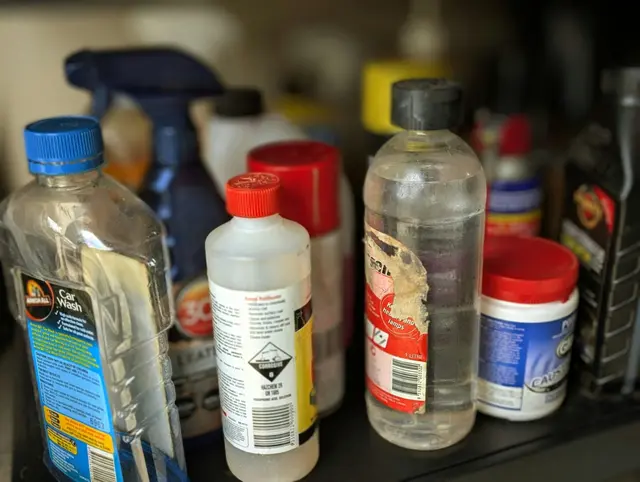An 21 Standorten im Kreis Südliche Weinstraße können private Haushalte Problemabfälle wie Farben oder Lösungsmittel abgeben. | Foto: Daniel Campbell auf Unsplash