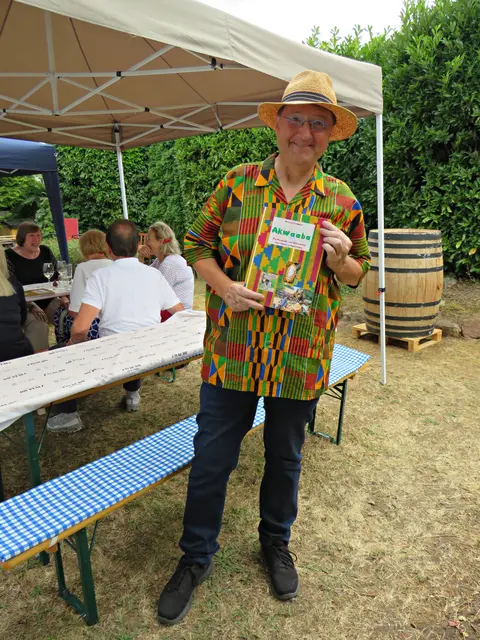 Michael Landgraf mit seinem neuesten Buch | Foto: Brigitte Melder