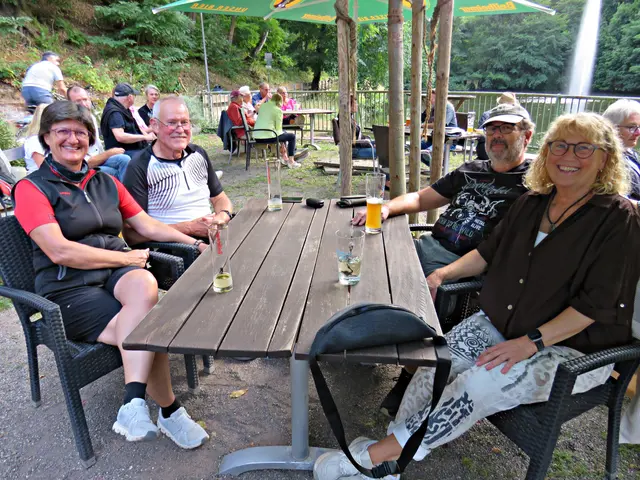 Künstlerin Gitta Haas mit Mann und Bekannten vom Campingplatz | Foto: Brigitte Melder